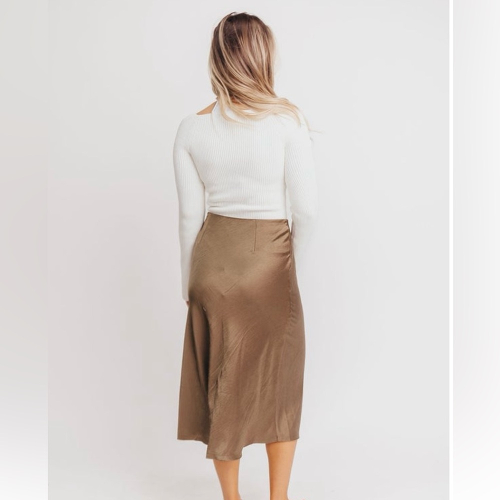 Olivaceous white sweetheart neck sweater